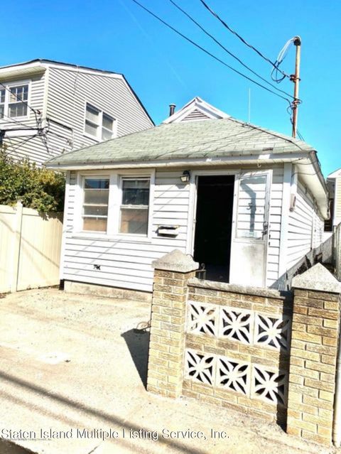Photo of 31 Topping Street, Staten Island, NY 10306 (MLS # 1163386)