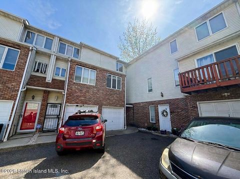 Photo of 21 Arthur Court, Staten Island, NY 10310 (MLS # 2602045)