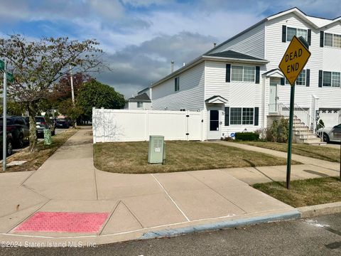 Photo of 523 Medina Street, Staten Island, NY 10306 (MLS # 2405298)