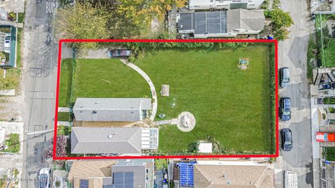 Photo of 410 Hunter Avenue, Staten Island, NY 10306 (MLS # 2506193)