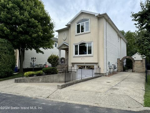 Photo of 26 Lerer Lane, Staten Island, NY 10307 (MLS # 2404232)