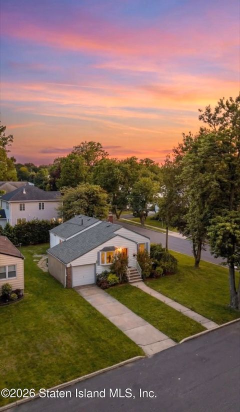 Photo of 330 Isabella Avenue, Staten Island, NY 10306 (MLS # 2601170)
