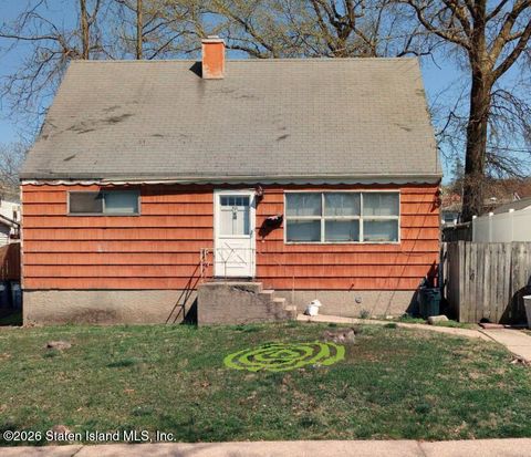 Photo of 521 Gansevoort Boulevard, Staten Island, NY 10314 (MLS # 2602394)