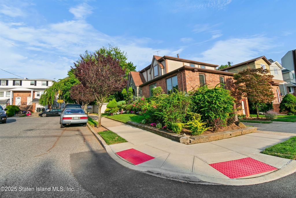 Photo of 5 Birchard Avenue, Staten Island, NY 10314 (MLS # 2505349)