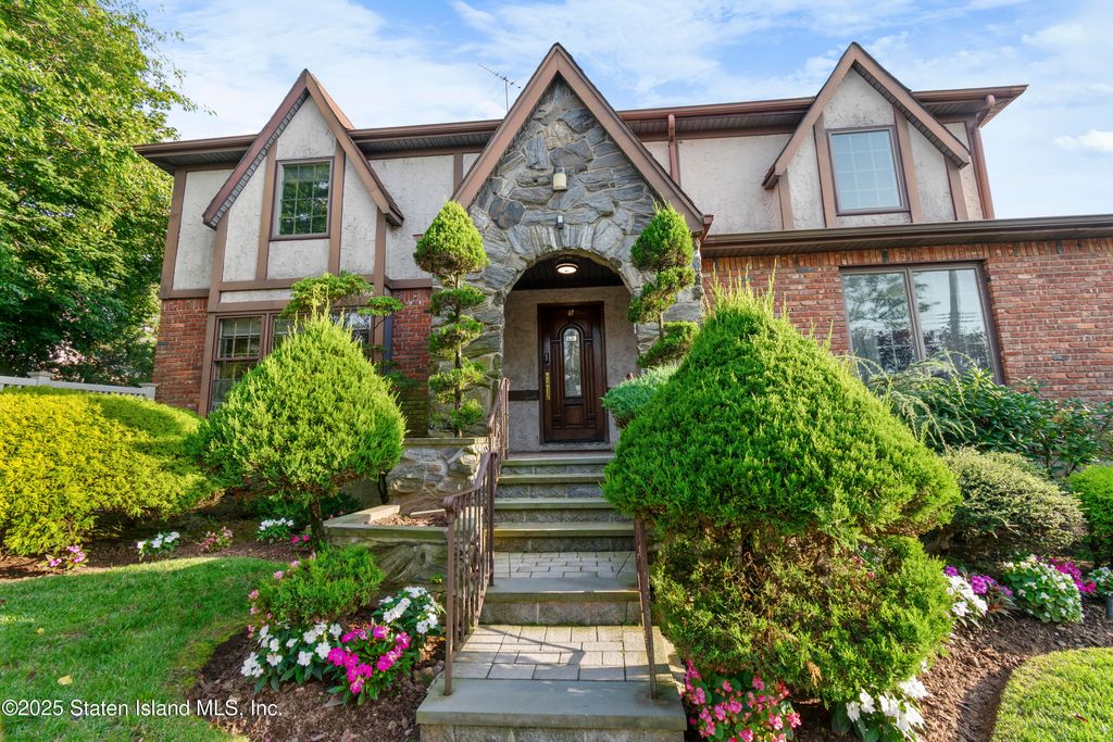 Photo of 5 Birchard Avenue, Staten Island, NY 10314 (MLS # 2505349)