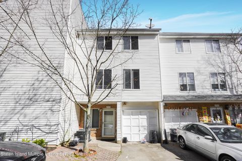 Photo of 204 Jamie Lane, Staten Island, NY 10312 (MLS # 2401889)