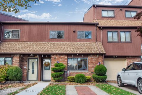 Photo of 909 W Fingerboard Road, Staten Island, NY 10304 (MLS # 2600249)