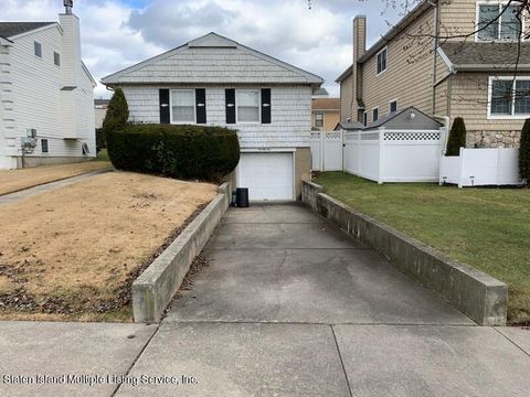 Photo of 71 Lenevar Avenue, Staten Island, NY 10309 (MLS # 1160006)