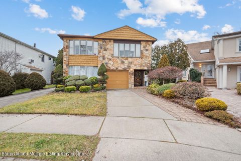 Photo of 131 Dawson Circle, Staten Island, NY 10314 (MLS # 2401040)