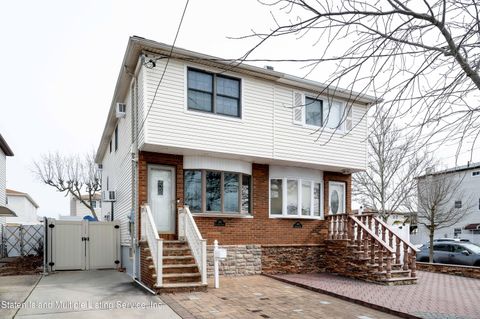 Photo of 301 Fairbanks Avenue, Staten Island, NY 10306 (MLS # 1160725)