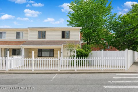 Photo of 6 Greentree Lane, Staten Island, NY 10314 (MLS # 2602722)