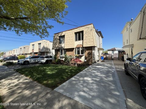 Photo of 403 Leverett Avenue, Staten Island, NY 10308 (MLS # 2602330)