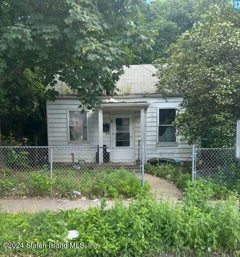 Photo of 249 Targee Street, Staten Island, NY 10304 (MLS # 2404354)