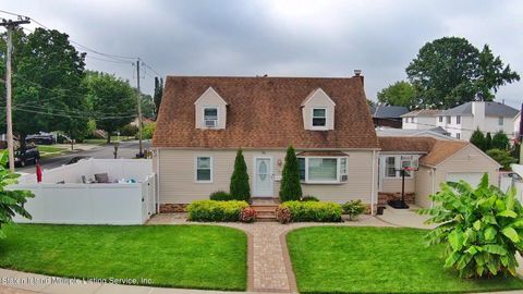 Photo of 104 Auburn Avenue, Staten Island, NY 10314 (MLS # 2403841)