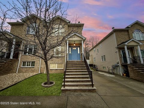 Photo of 49 El Camino Loop, Staten Island, NY 10309 (MLS # 2500559)
