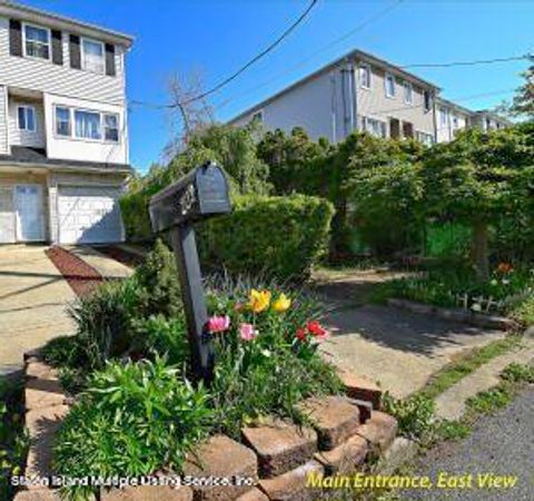 Photo of 222 Hett Avenue, Staten Island, NY 10306 (MLS # 2400121)
