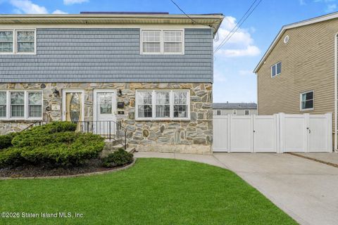 Photo of 79 Escanaba Avenue, Staten Island, NY 10308 (MLS # 2601862)