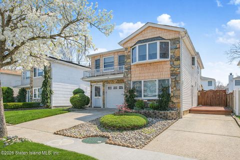 Photo of 46 Laredo Avenue, Staten Island, NY 10312 (MLS # 2601892)