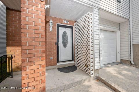 Photo of 512 Ilyssa Way, Staten Island, NY 10312 (MLS # 2405275)