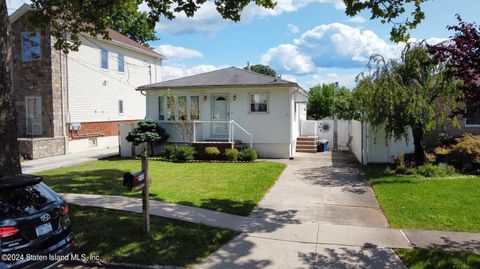 Photo of 608 Ramona Avenue, Staten Island, NY 10309 (MLS # 2404745)