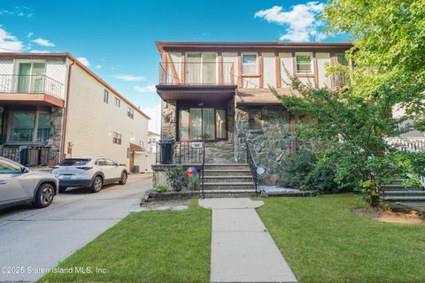 Photo of 907 Travis Avenue, Staten Island, NY 10314 (MLS # 2504736)