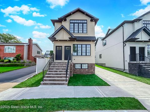 Photo of 104 Wieland Avenue, Staten Island, NY 10309 (MLS # 2504527)