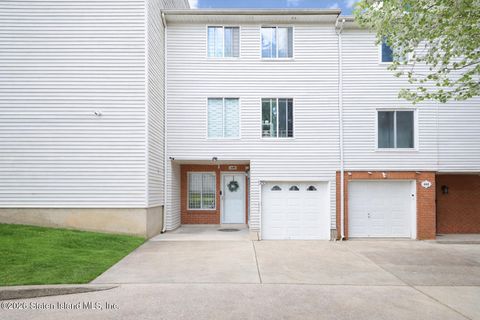 Photo of 440 Ilyssa Way, Staten Island, NY 10312 (MLS # 2602144)