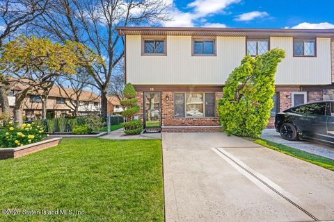 Photo of 15 Hickory Circle, Staten Island, NY 10312 (MLS # 2601826)