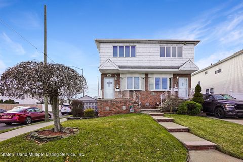 Photo of 168 Spratt Avenue, Staten Island, NY 10306 (MLS # 1159917)