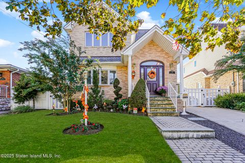 Photo of 174 Barbara Street, Staten Island, NY 10306 (MLS # 2506220)