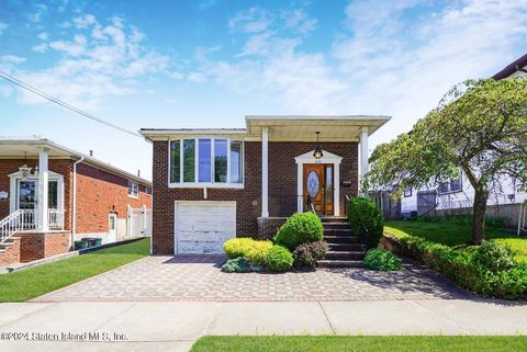 Photo of 275 Thomas Street, Staten Island, NY 10306 (MLS # 2404003)