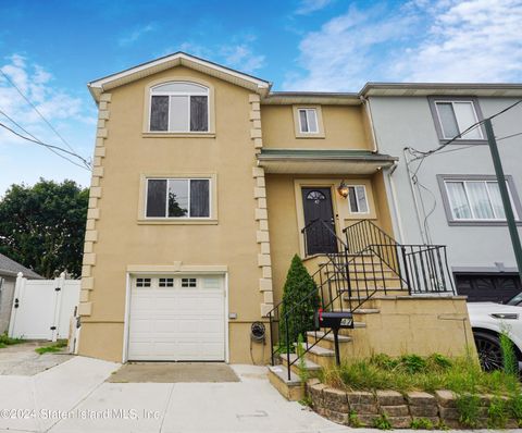 Photo of 47 Millbank Road, Staten Island, NY 10306 (MLS # 2404251)