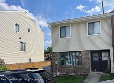 Photo of 82 Redwood Loop, Staten Island, NY 10309 (MLS # 1164042)