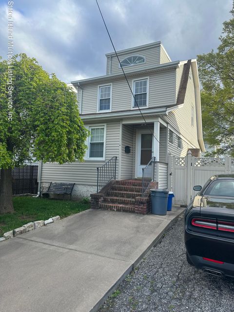 Photo of 104 Hunter Avenue, Staten Island, NY 10306 (MLS # 1161834)