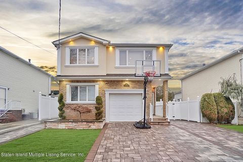 Photo of 427 Holdridge Avenue, Staten Island, NY 10312 (MLS # 2503006)