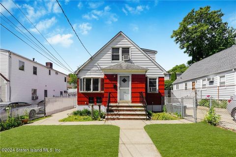 Photo of 150 Lincoln Avenue, Staten Island, NY 10306 (MLS # 2403113)