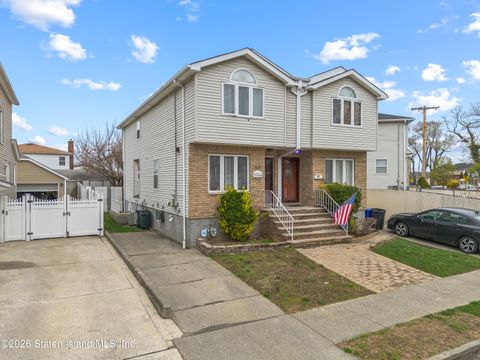 Photo of 69 Cedarview Avenue, Staten Island, NY 10306 (MLS # 2601772)
