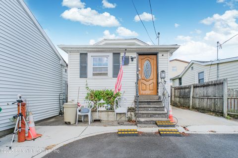 Photo of 1 Milbank Road, Staten Island, NY 10306 (MLS # 2506329) Photo of 1 Milbank Road, Staten Island, NY 10306 (MLS # 2506329)