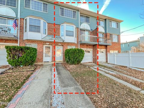 Photo of 1028 Rockland Avenue, Staten Island, NY 10314 (MLS # 2406716)