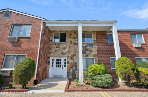 Photo of 1300 Rockland Avenue #2b, Staten Island, NY 10314 (MLS # 2500597)