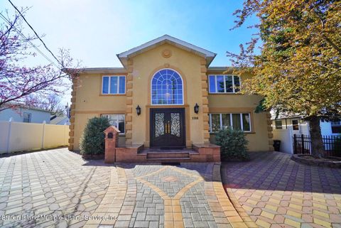 Photo of 1168 Willowbrook Road, Staten Island, NY 10314 (MLS # 1153539)