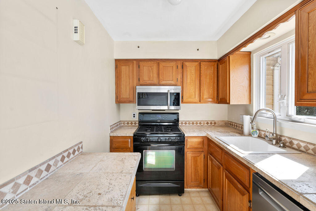34 Zachary Court, Staten Island, New York image 8