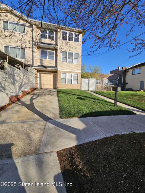 Photo of 1060 Olympia Boulevard, Staten Island, NY 10306 (MLS # 2502089)