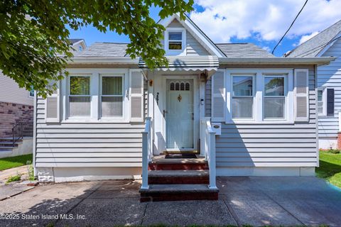 Photo of 261 Rudyard Street, Staten Island, NY 10306 (MLS # 2600662)