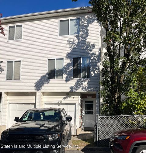 Photo of 365 Aspen Knolls Way, Staten Island, NY 10312 (MLS # 1165148)