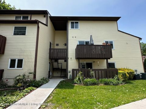 Photo of 296 Timber Ridge Drive #5296, Staten Island, NY 10306 (MLS # 1161978)
