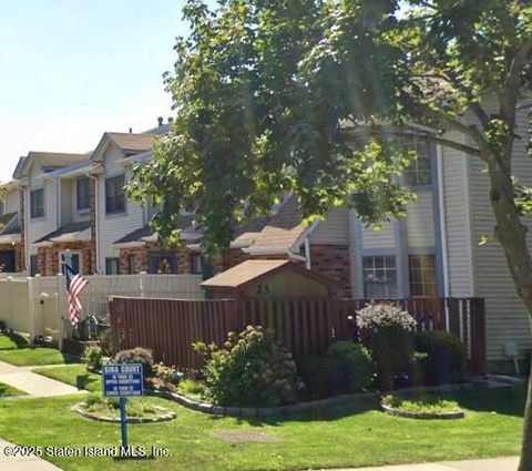 Photo of 57 Gina Court, Staten Island, NY 10314 (MLS # 2501848)