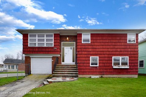 Photo of 53 Geldner Avenue, Staten Island, NY 10306 (MLS # 1165753)