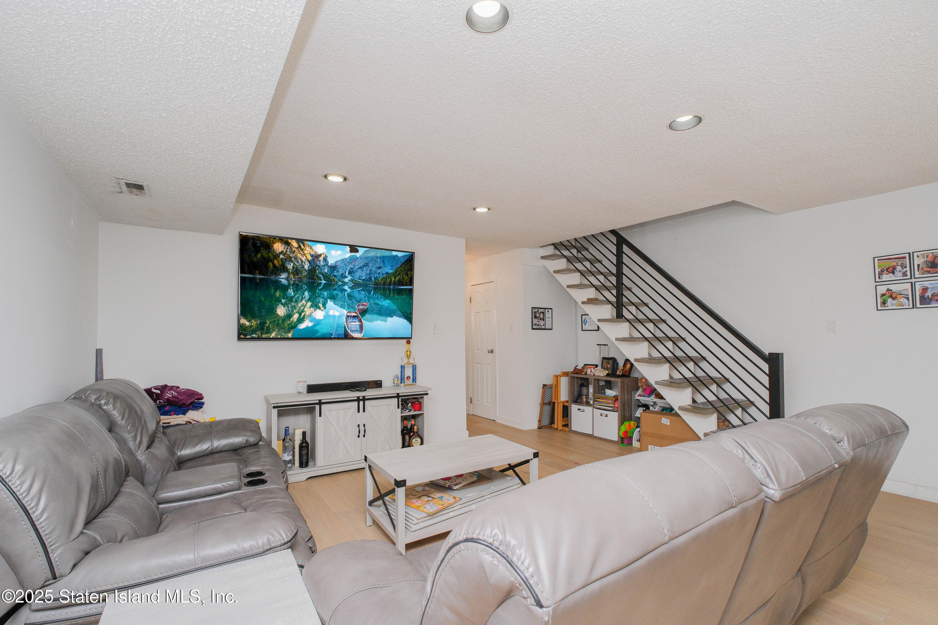 9 Rolling Hill Green, Staten Island, New York image 5