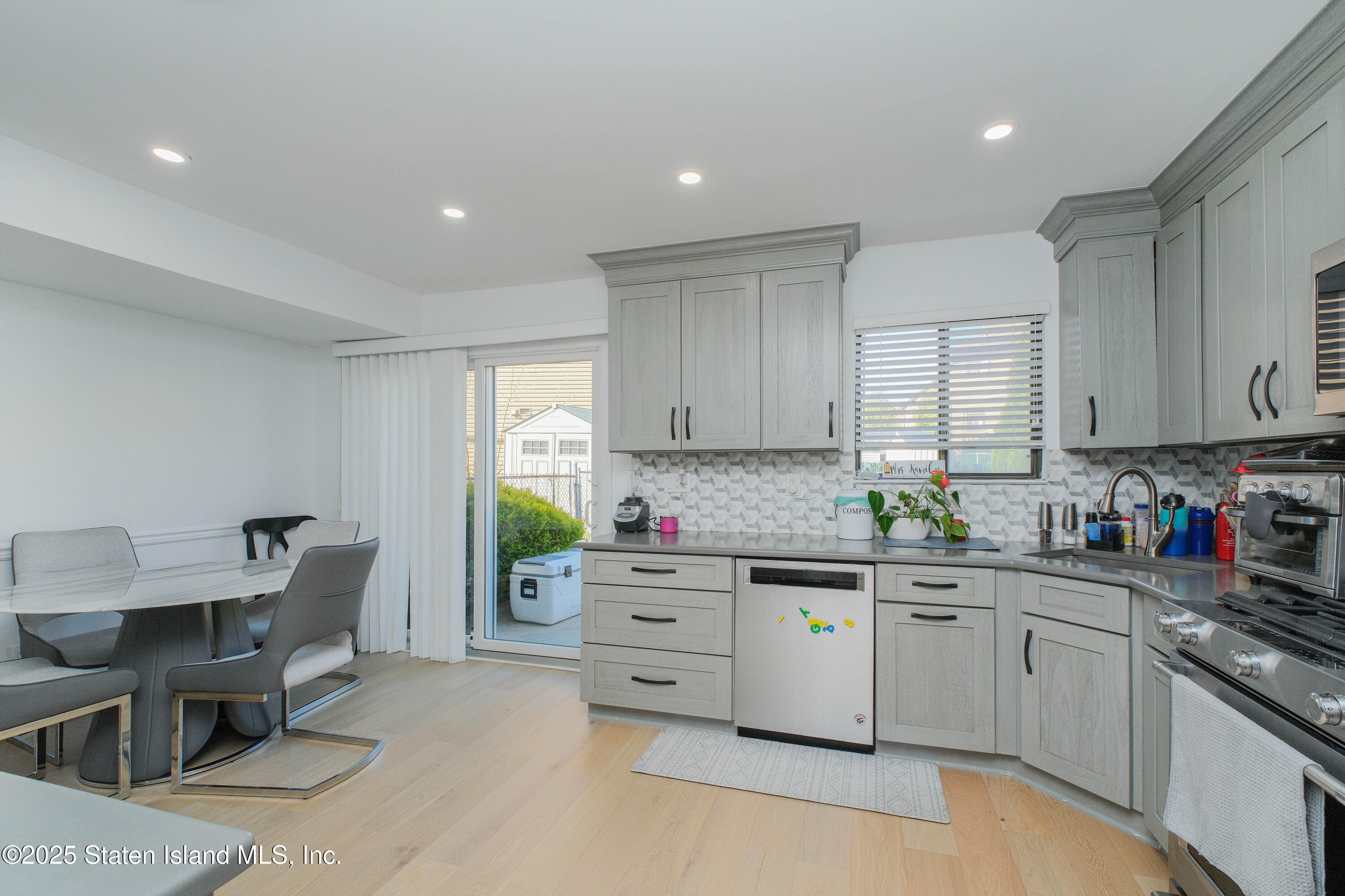 9 Rolling Hill Green, Staten Island, New York image 17